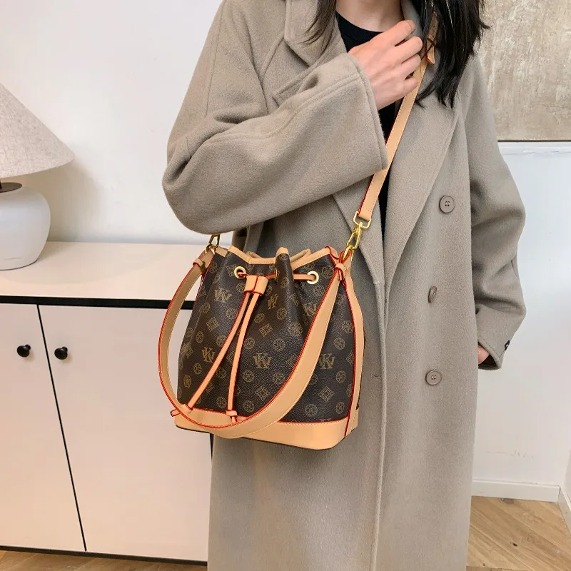Minimalist Luxury Shopper Tote - огляд і ціна Luxury Bags Lv
