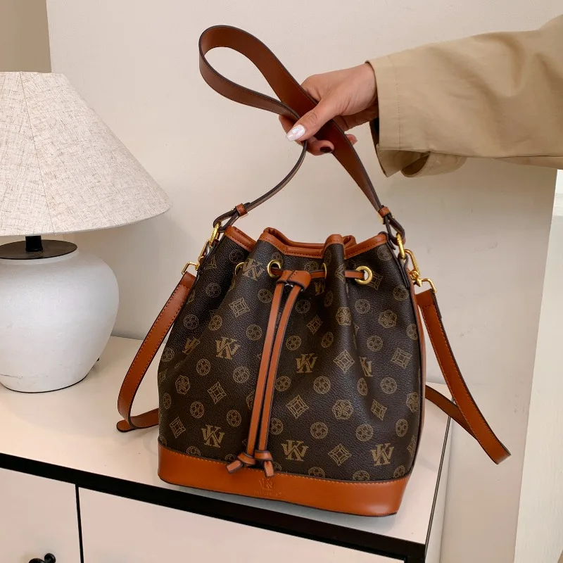 Minimalist Luxury Shopper Tote - огляд і ціна Luxury Bags Lv