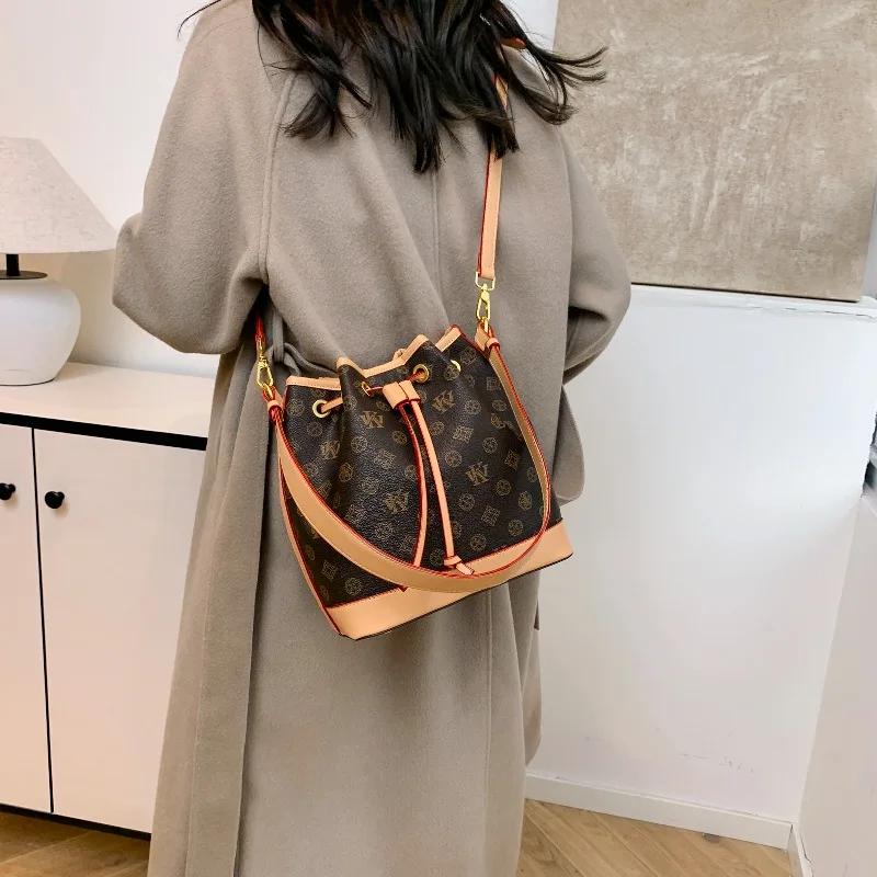 Minimalist Luxury Shopper Tote - огляд і ціна Luxury Bags Lv
